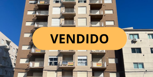 Departamento 3 ambientes con cochera semicubierta – VENTA