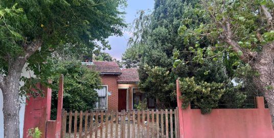 CASA 3 AMBIENTES EN AMPLIO LOTE – VENTA